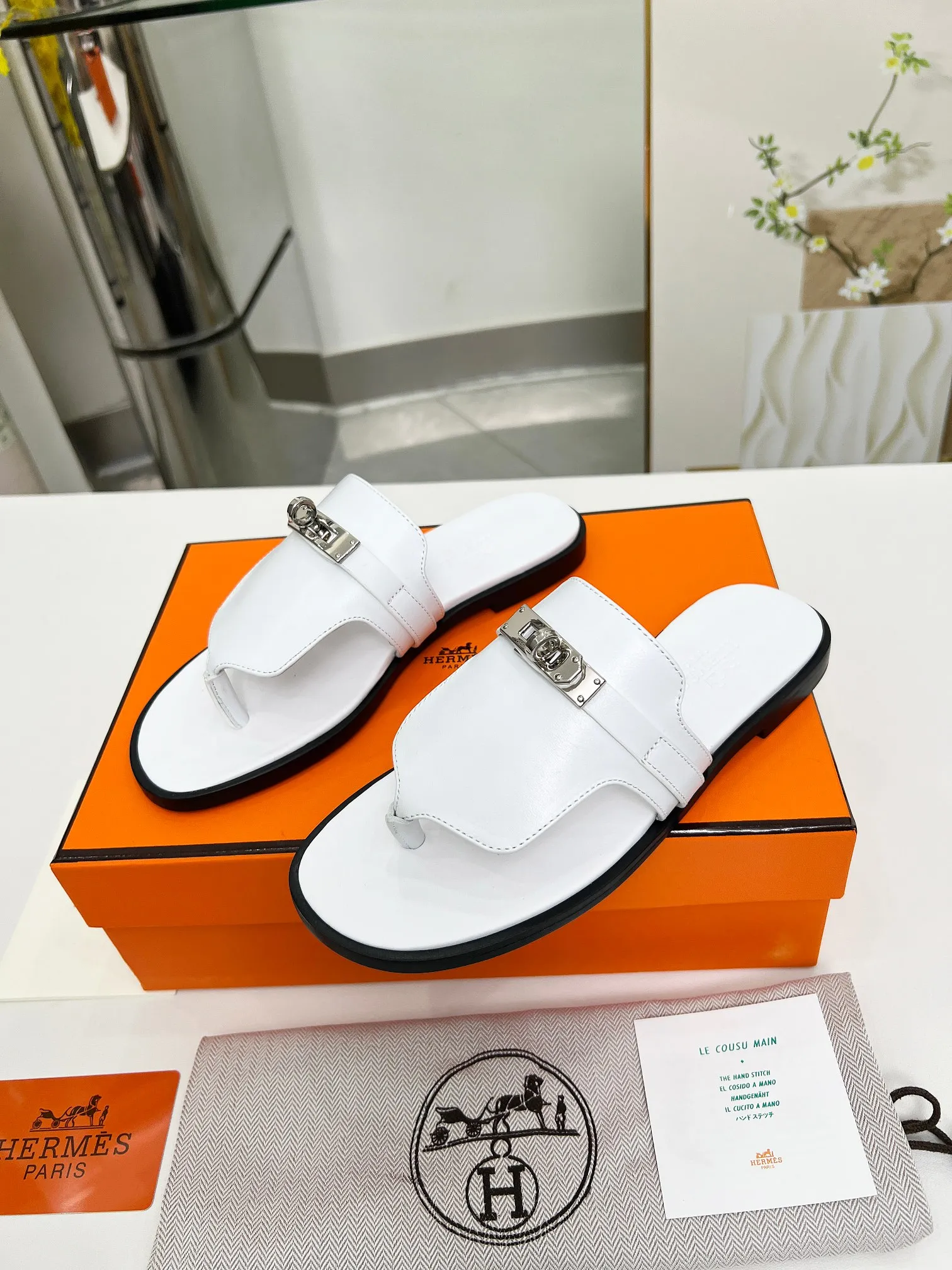 👟👟Ex-factory price 480👟👟 (top version) 👫Hermes ❗️❗️Original purchase and development⚠️ A must-have artifact for daily home, travel and vacation🉑 in spring and summer. High-end quality Code number: 35-40 (41/42 can be customized)
